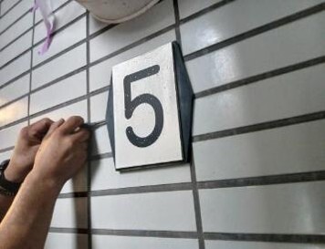 階数表示板作業前